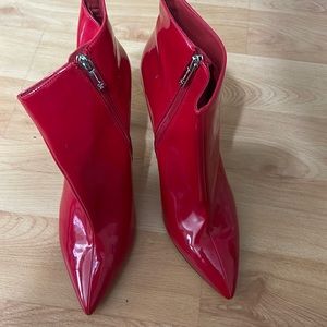 Tell mother Jessica Simpson re boots size 10